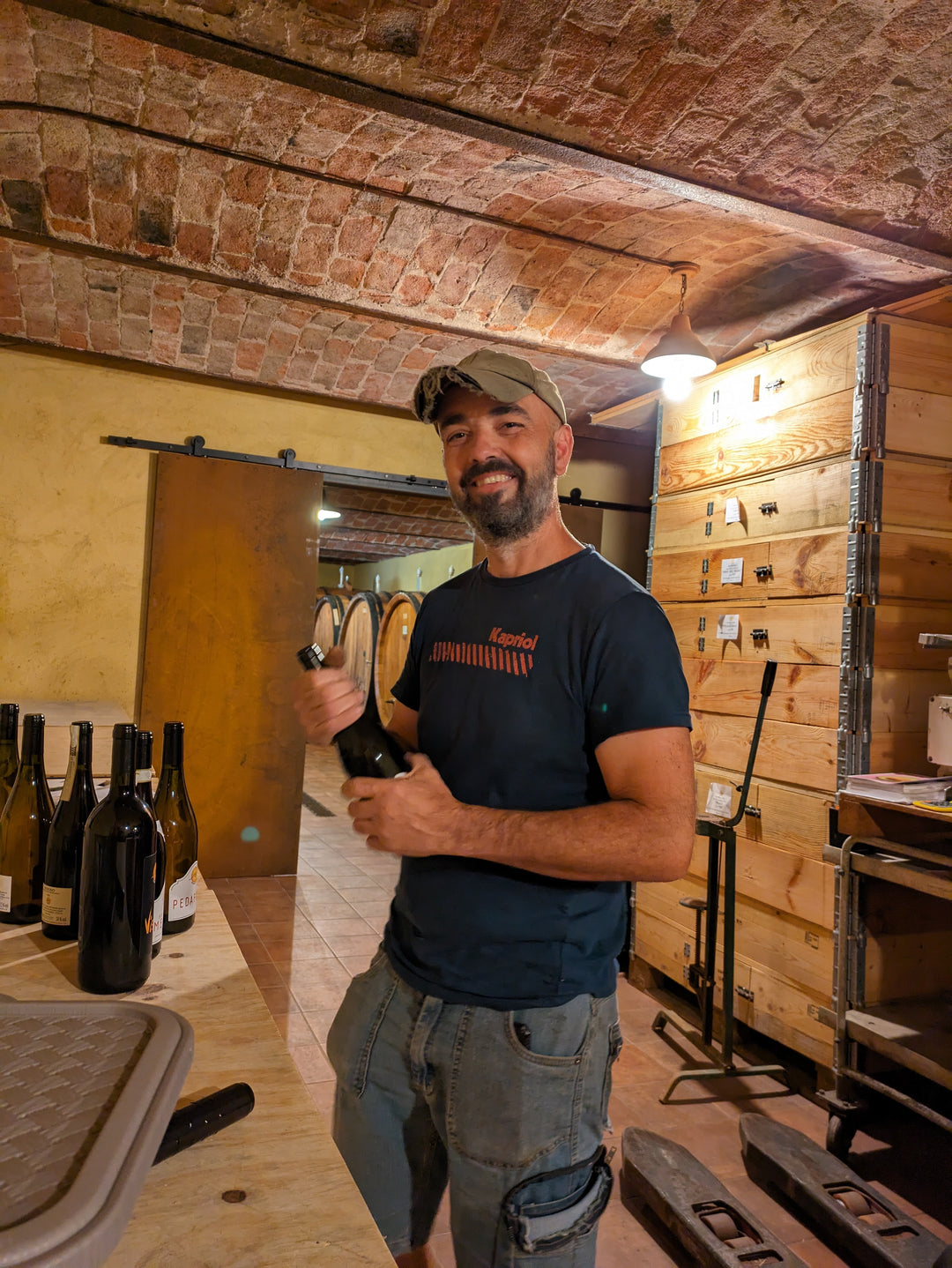 Winzer Cascina Fornace im Piemont in Italien im Weinkeller