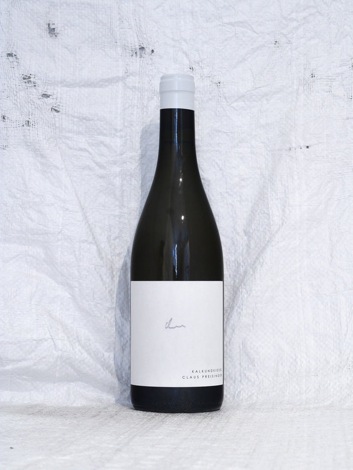 Claus Preisinger Kalk & Kiesel Weiß 2024, österreichischer Naturwein (Cuvée) in der typischen braunen Schlegelflasche.