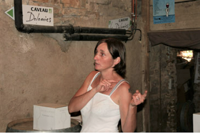 Winzerin Céline Gormally von der Domaine les Dolomies in ihrem Weinkeller im Jura in Frankreich