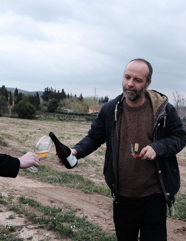 Mit Winzer Amos Baneres im Weingarten in Spanien.