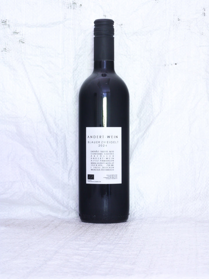 Flasche Blauer Zweigelt 2024 von Michael Erich Andert – saftiger österreichischer Bio-Rotwein.