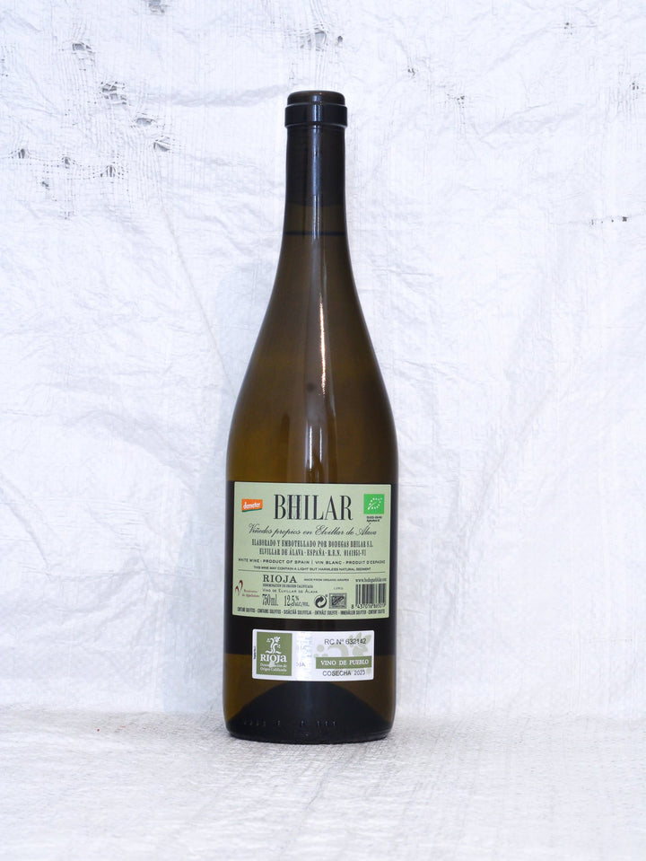 Rücketikett des Rioja Blanco 2023 von Bodegas Bhilar. Details zur Zertifizierung, Handlese, spontaner Gärung in Beton- und Edelstahltanks sowie Informationen zur nachhaltigen Arbeit von David Sampedro.