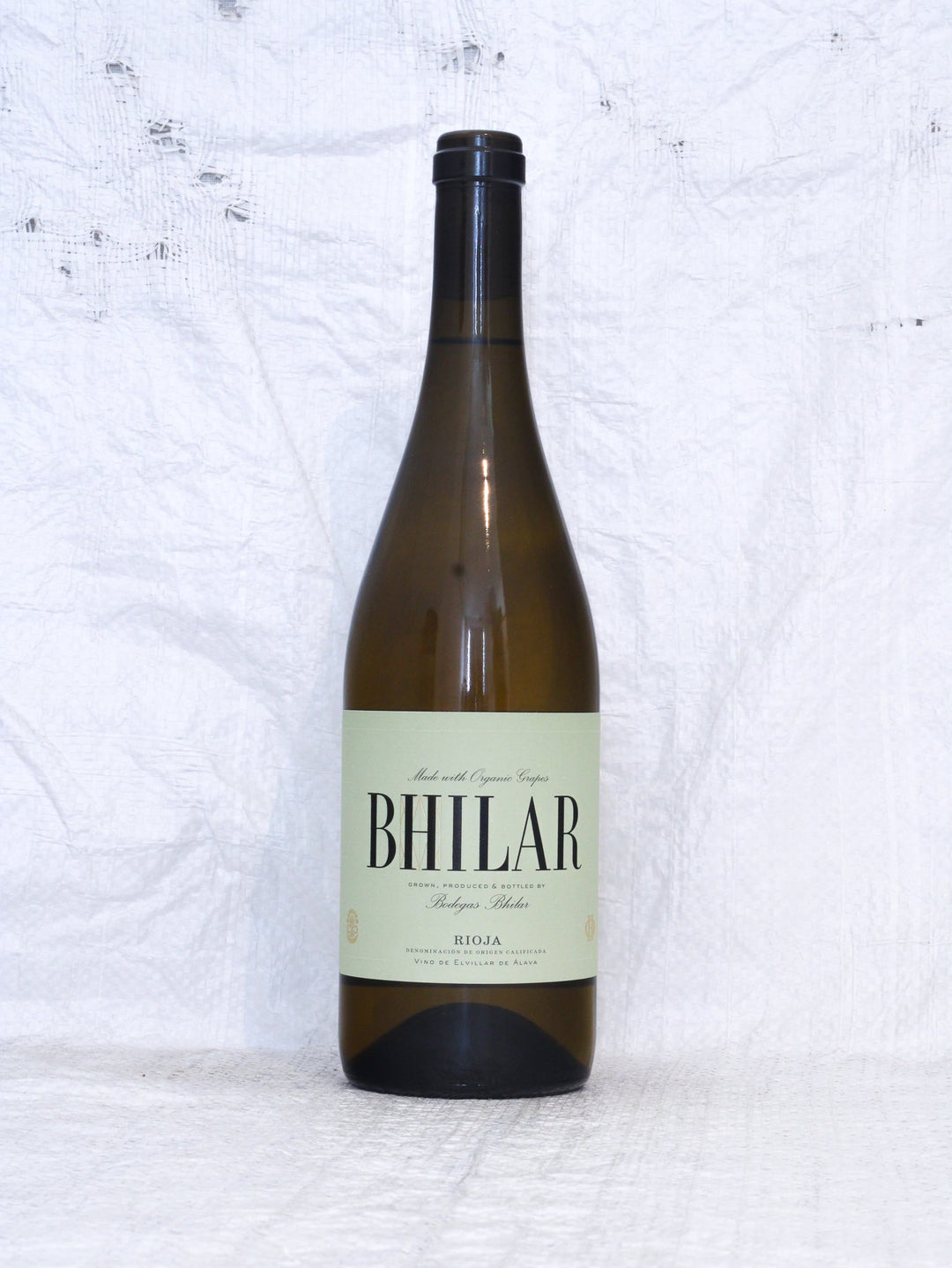 Vorderansicht der Flasche Bodegas Bhilar Rioja Blanco 2023. Eine weiße Cuvée aus Viura und Garnacha Blanca aus Elvillar, Rioja Alavesa. Biodynamisch angebaut, frisch und mineralisch.