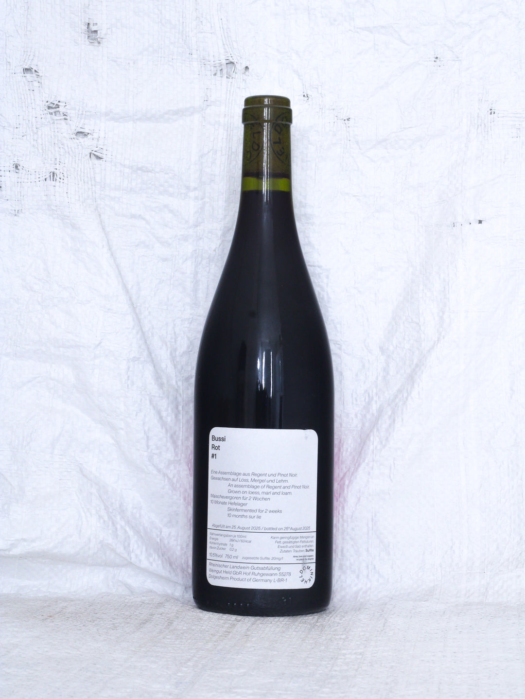 Detailansicht der Weinflasche Bussi Rot #1 NV von Dominik Held – biologisch erzeugter Rotwein aus Deutschland.