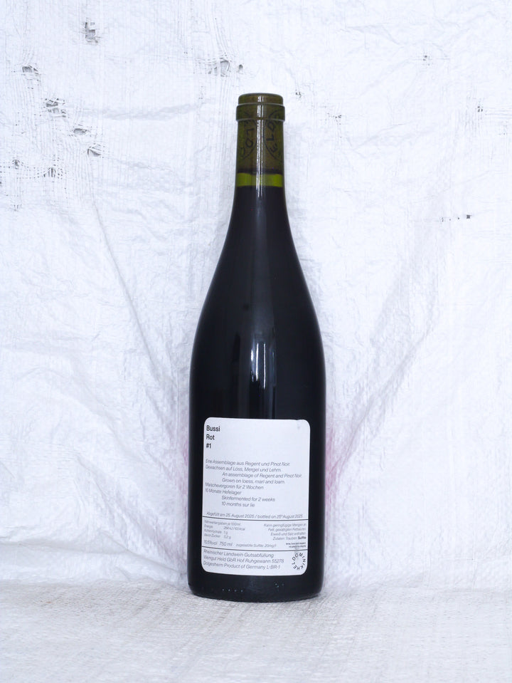 Detailansicht der Weinflasche Bussi Rot #1 NV von Dominik Held – biologisch erzeugter Rotwein aus Deutschland.