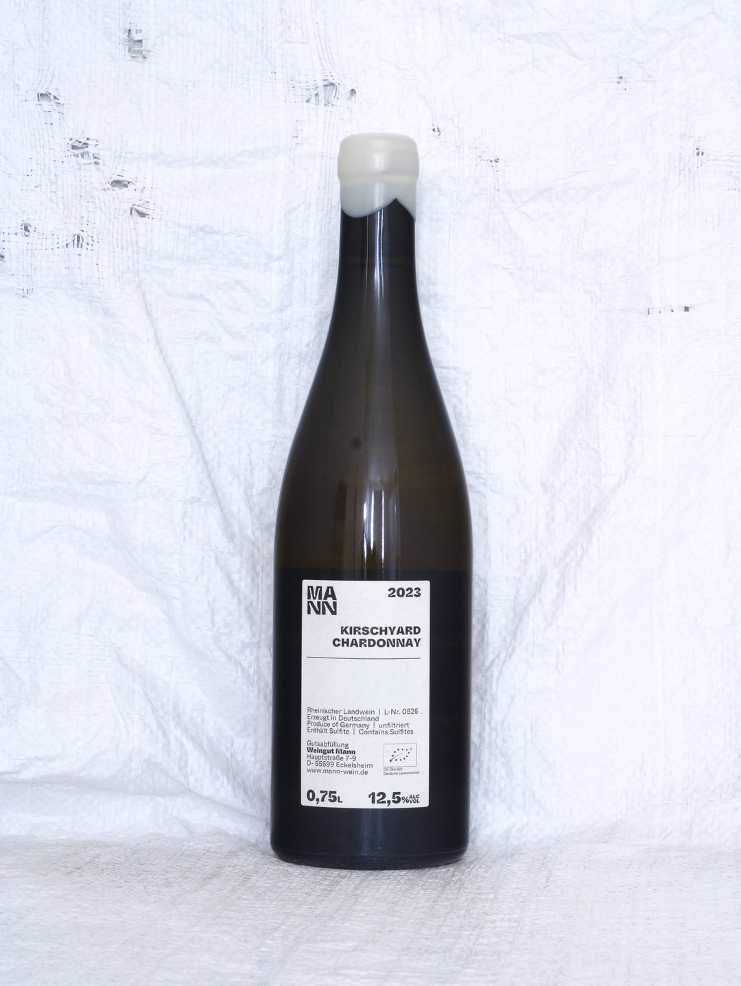 Detailansicht der Weinflasche Chardonnay Kirschyard 2023 von Andi Mann – biologisch erzeugter Chardonnay aus Deutschland.