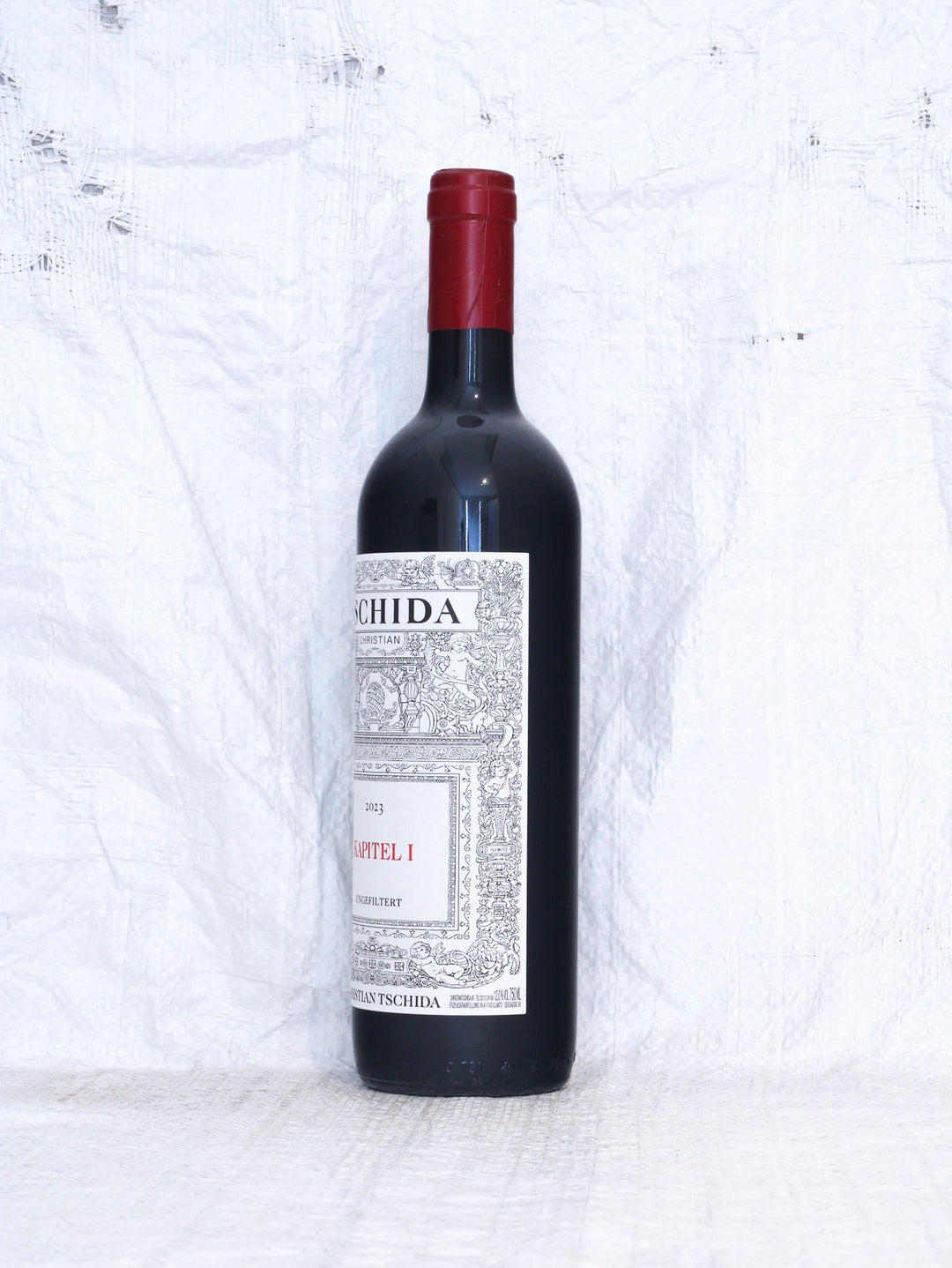 Flasche Seitenansicht Christian Tschida Kapitel I 2023, ein unfiltrierter Naturwein aus Cabernet Franc und Blaufränkisch, Weinregion Neusiedlersee, Österreich.