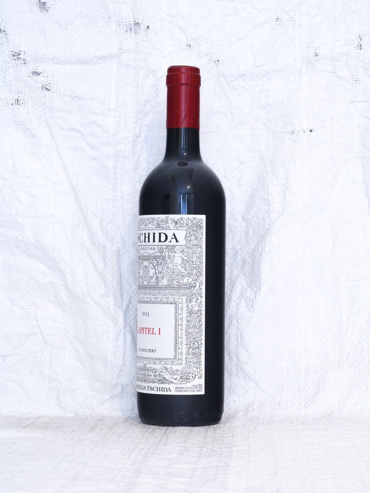 Flasche Seitenansicht Christian Tschida Kapitel I 2023, ein unfiltrierter Naturwein aus Cabernet Franc und Blaufränkisch, Weinregion Neusiedlersee, Österreich.