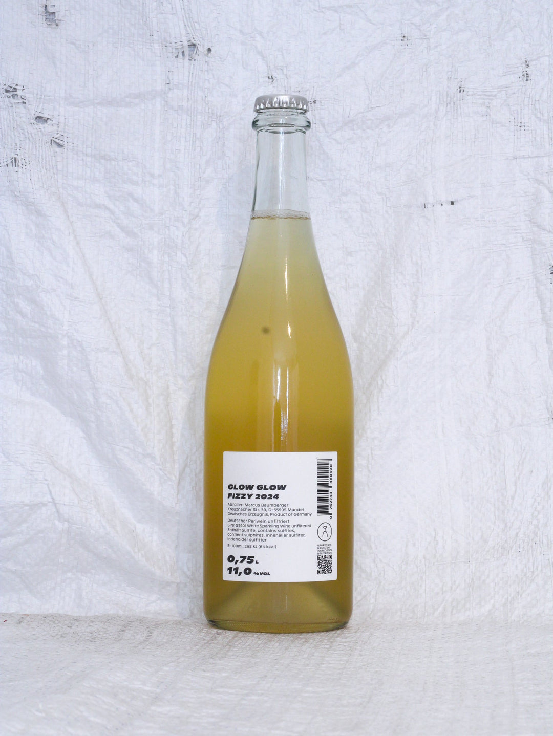 Rücketikett des Fizzy 2024 von Glow Glow. Details zur Herkunft Nahe, Deutschland, ökologischer Weinbau, Abfüllung durch Pauline Baumberger, ohne Zusätze und Informationen zur Méthode Ancestrale.