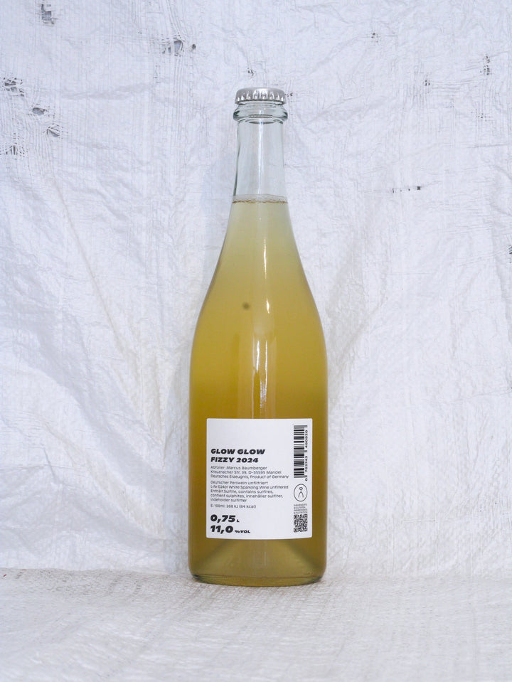 Rücketikett des Fizzy 2024 von Glow Glow. Details zur Herkunft Nahe, Deutschland, ökologischer Weinbau, Abfüllung durch Pauline Baumberger, ohne Zusätze und Informationen zur Méthode Ancestrale.