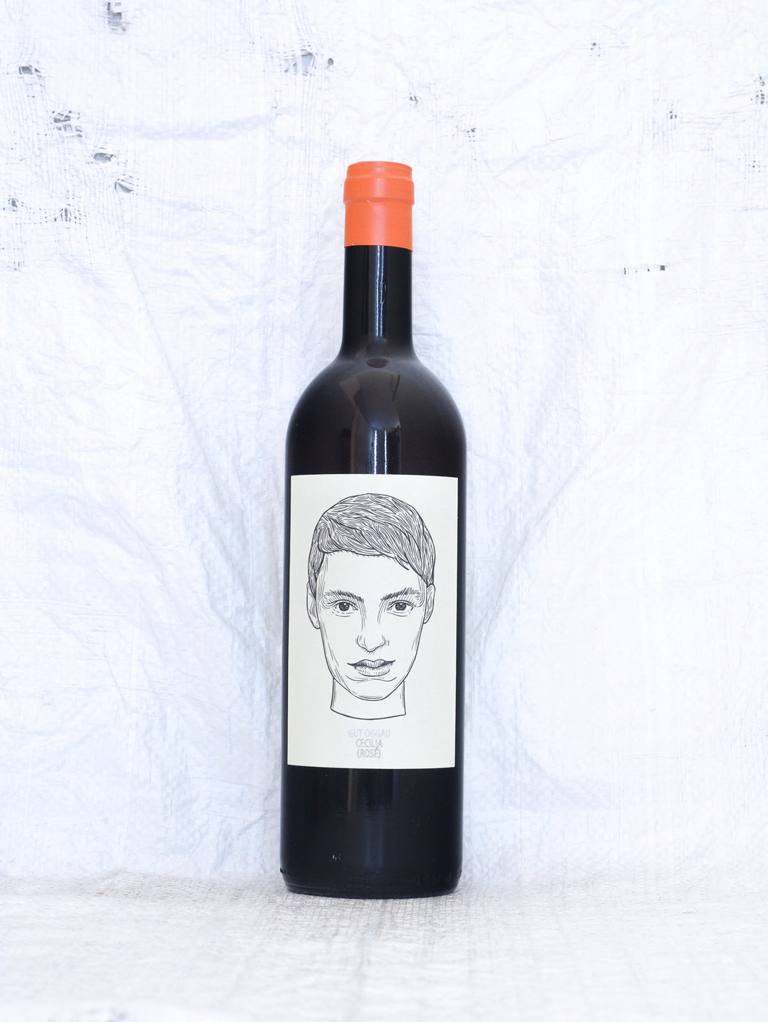 Vorderansicht der Flasche Gut Oggau Cecilia 2023. Ein lebendiger, biodynamischer Gemischter Satz (weiß & rot gelesen) aus Oggau. Ein heller Rotwein-Rosé-Hybrid, unfiltriert und spontanvergoren.
