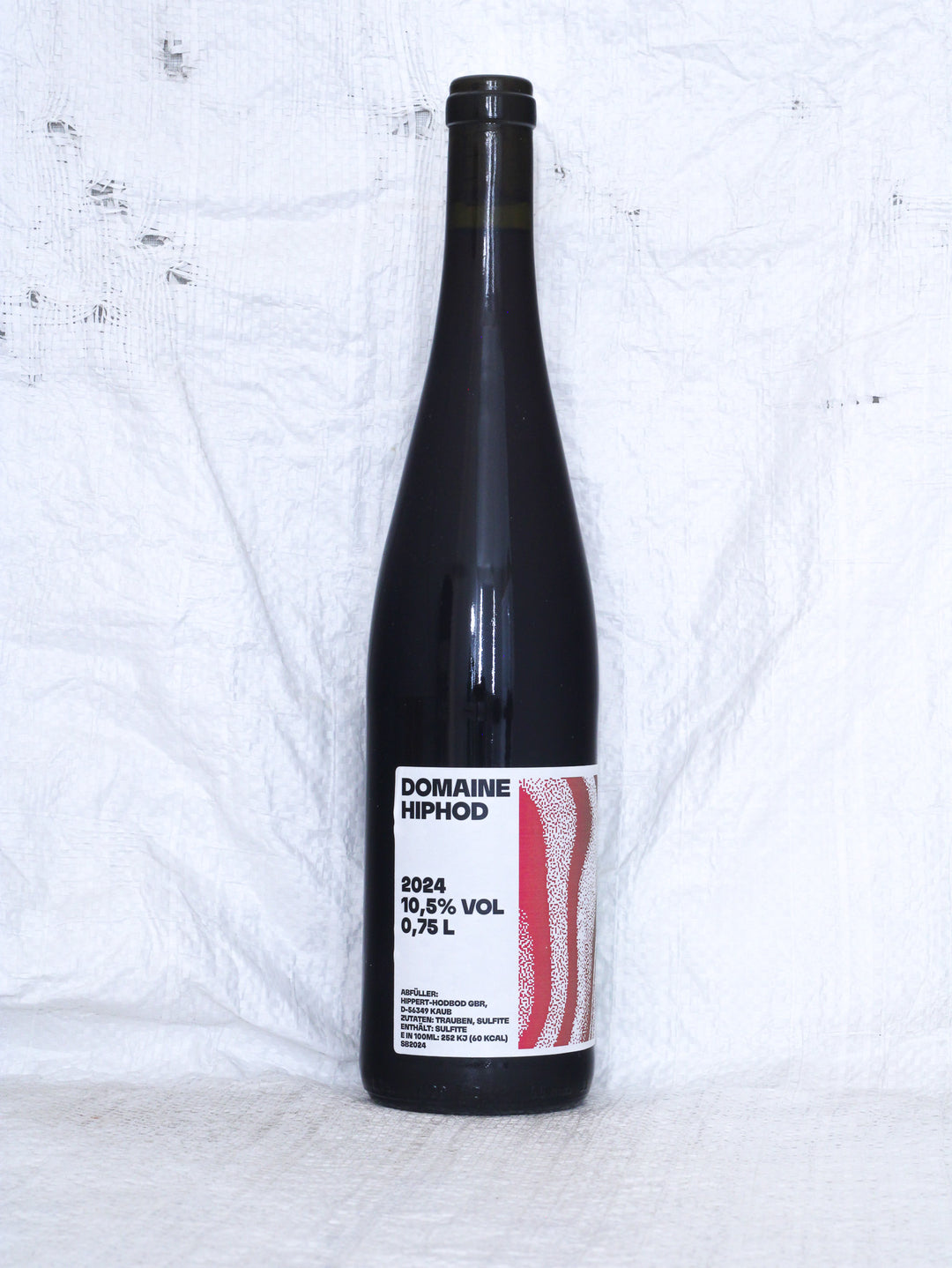 Detailansicht der Weinflasche HIPHOD Spätburgunder 2024 vom Weingut Hainbusch – biologisch erzeugter Rotwein aus Deutschland.