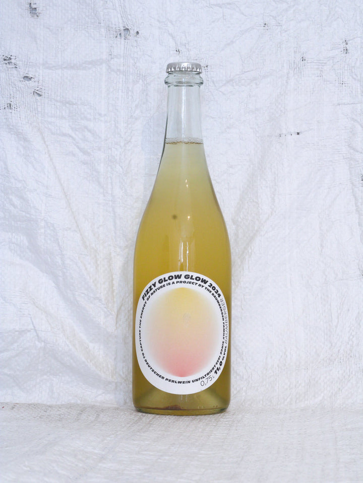 Vorderansicht der Flasche Glow Glow Fizzy 2024. Ein spritziger Pétillant Naturel (Pet Nat) aus der Nahe, Deutschland. Trüber, fruchtiger Schaumwein, spontanvergoren, unfiltriert und mit niedrigem Alkoholgehalt.
