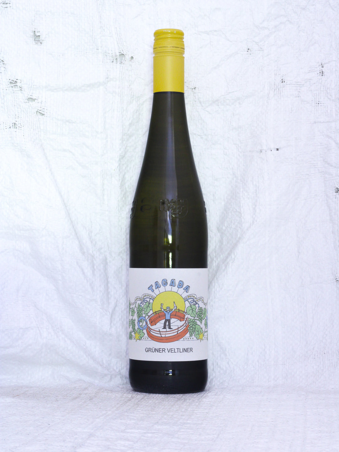 Produktfoto der Flasche Grüner Veltliner Tagada NV von Matthias Hager. Ein spritziger, unfiltrierter Demeter-Biowein aus dem Kamptal in der Mehrweg Weinflasche.