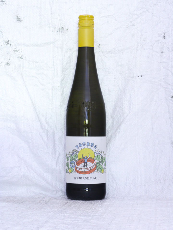 Produktfoto der Flasche Grüner Veltliner Tagada NV von Matthias Hager. Ein spritziger, unfiltrierter Demeter-Biowein aus dem Kamptal in der Mehrweg Weinflasche.