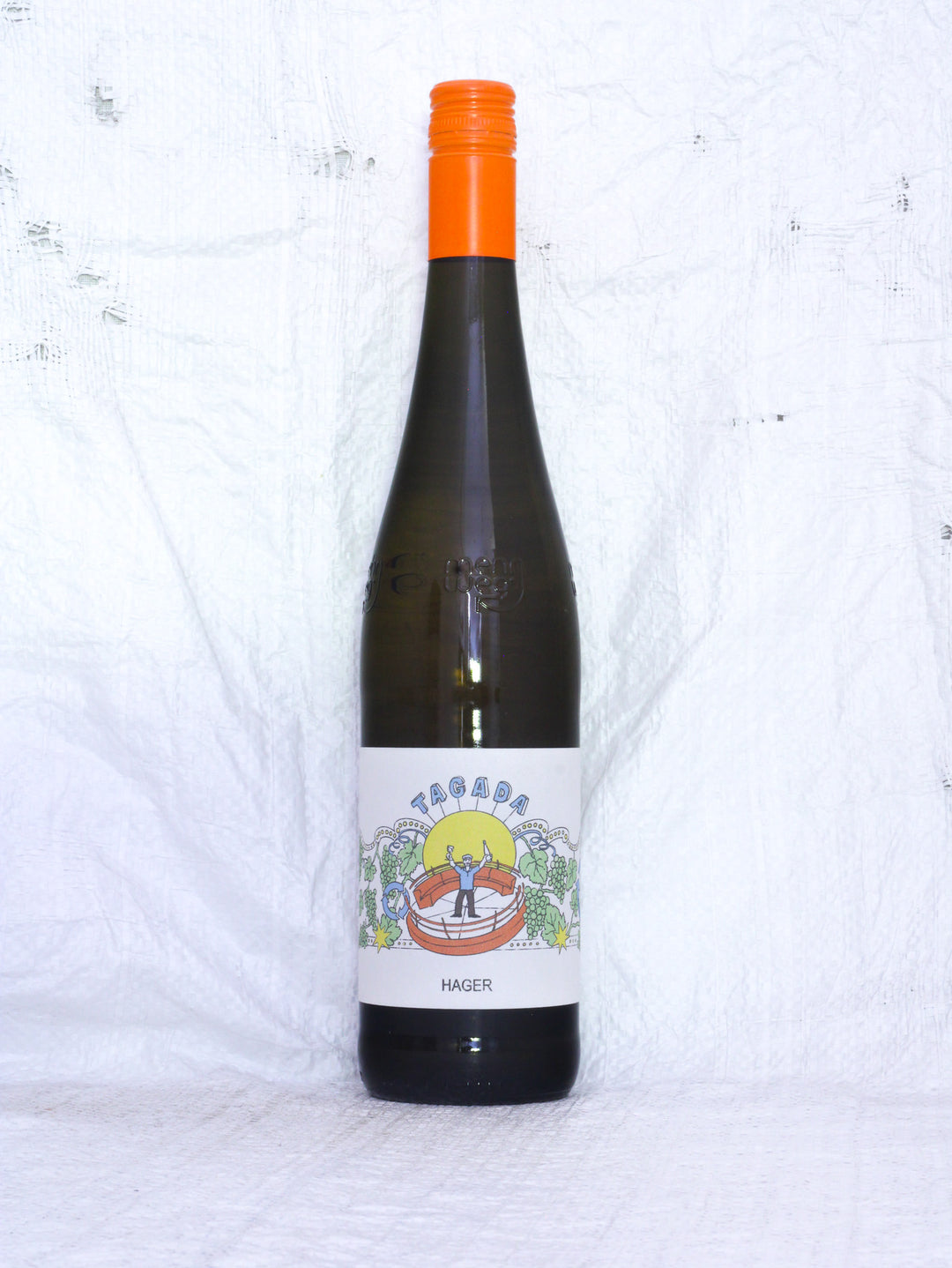 Foto der Flasche Tagada NV von Matthias Hager. Ein Demeter-zertifizierter Naturwein aus dem Kamptal in Österreich mit dem minimalistischen, bunten Tagada-Etikett.