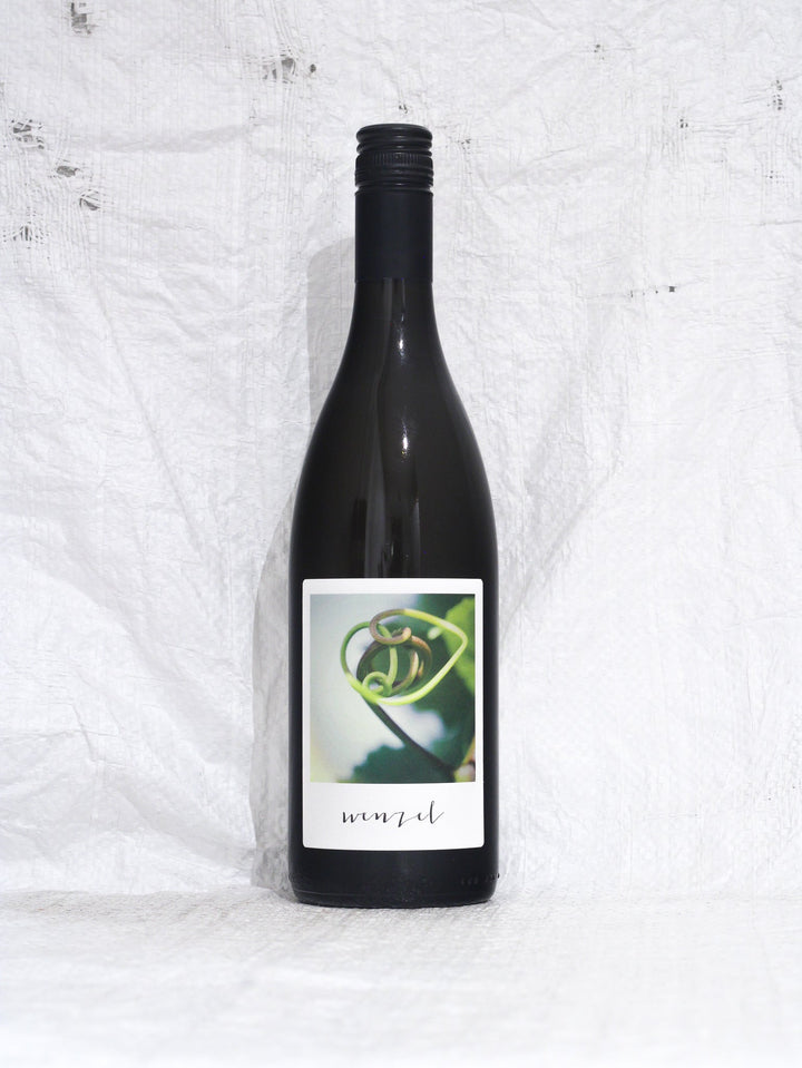 Vorderansicht der Flasche Michael Wenzel Furmint aus dem Quarz 2024. Ein trockener, mineralischer Biowein aus Rust am Neusiedlersee, geprägt durch Quarz- und Glimmerschieferböden.