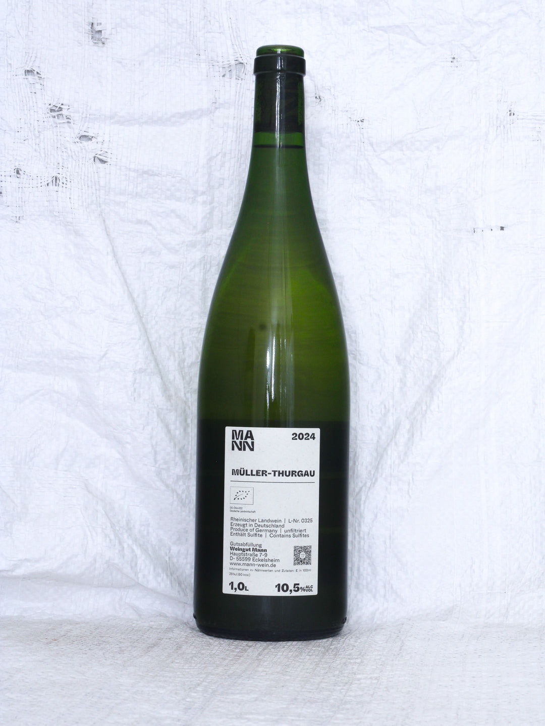 Detailansicht der Weinflasche Müller-Thurgau 2024 1L von Andi Mann – biologisch erzeugter Weißwein aus Deutschland.