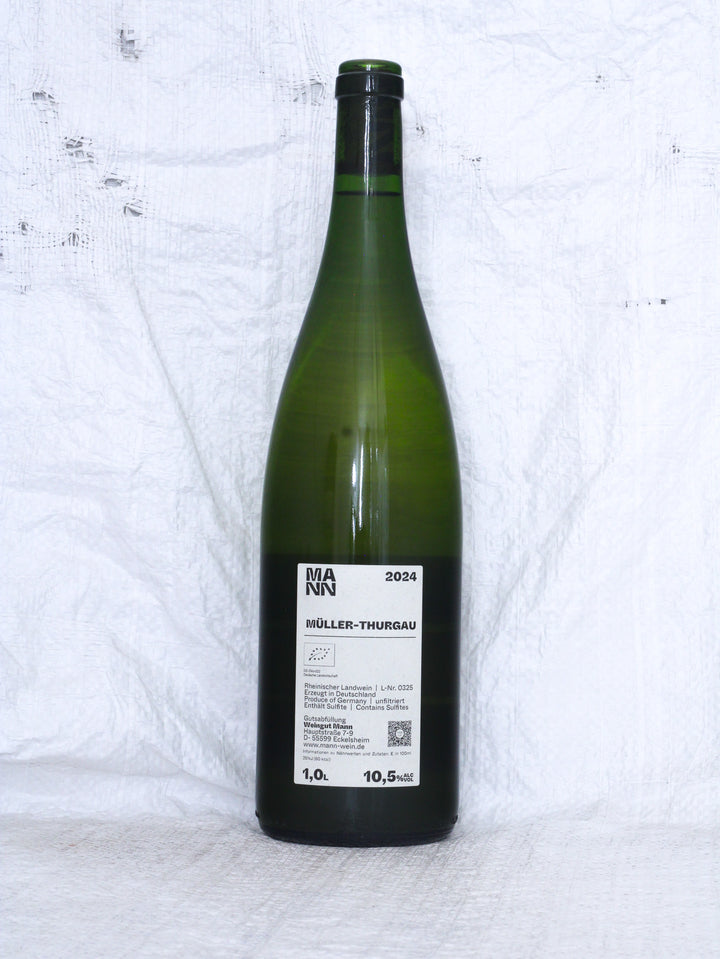 Detailansicht der Weinflasche Müller-Thurgau 2024 1L von Andi Mann – biologisch erzeugter Weißwein aus Deutschland.