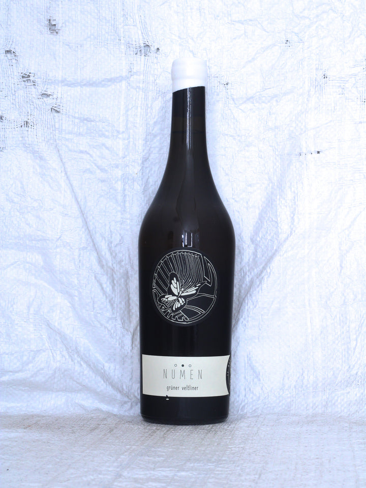 Numen Grüner Veltliner 2022 von Johannes Zillinger aus dem Weinviertel – Bio Naturwein, Vorderansicht der Weinflasche.