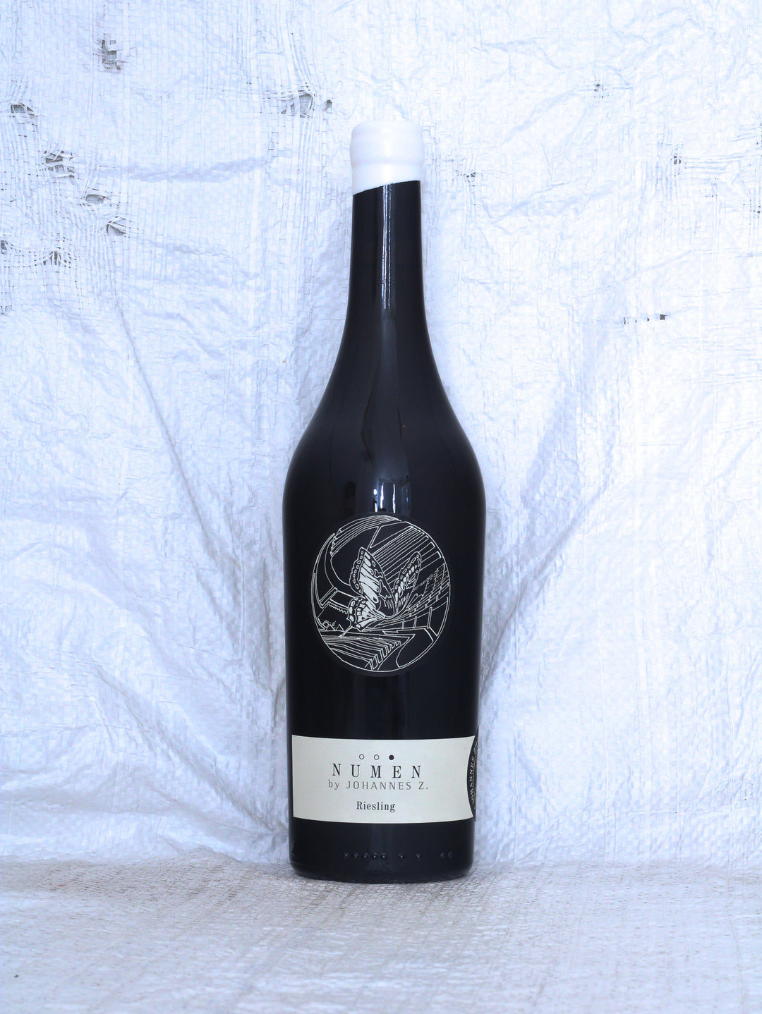 Numen Riesling 2022 von Johannes Zillinger aus dem Weinviertel – Bio Naturwein, Vorderansicht der Weinflasche.