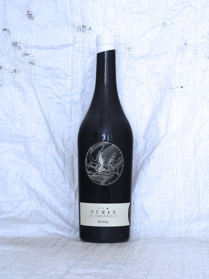 Numen Riesling 2022 von Johannes Zillinger aus dem Weinviertel – Bio Naturwein, Vorderansicht der Weinflasche.