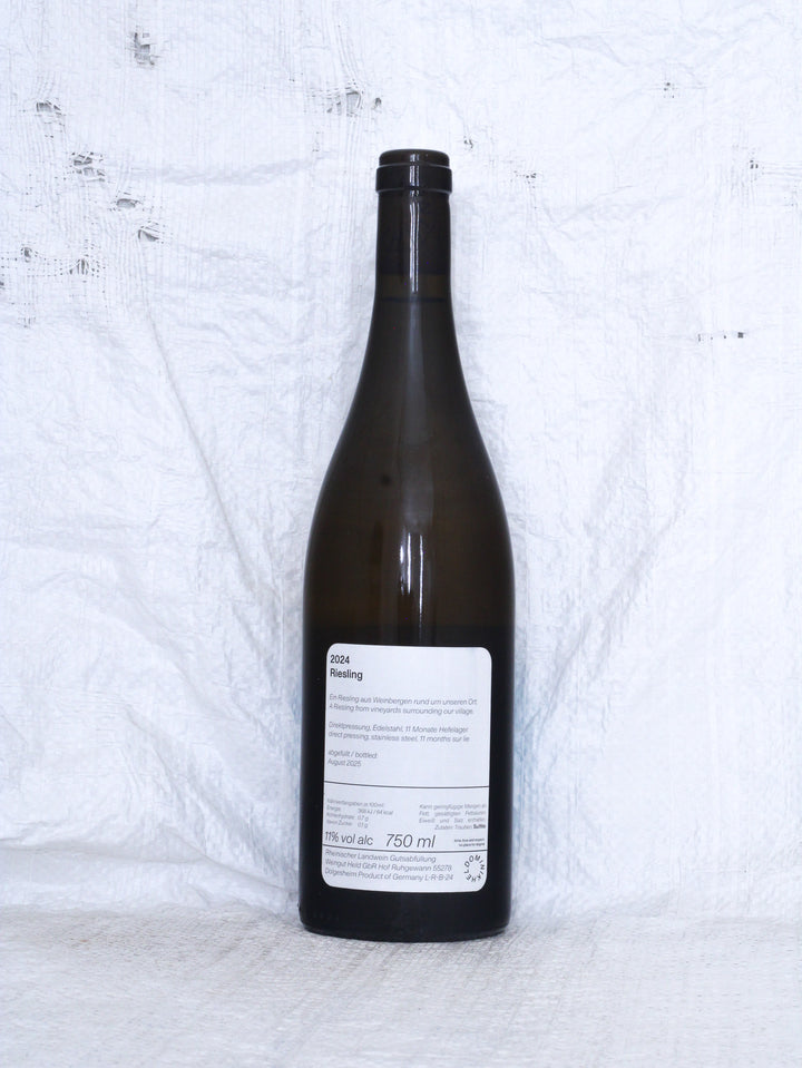 Detailansicht der Weinflasche Riesling 2024 von Dominik Held – biologisch erzeugter Riesling aus Deutschland.