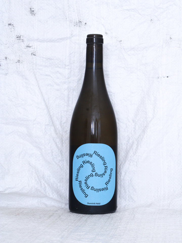 Riesling 2024 von Dominik Held – Bio Riesling aus Rheinhessen in Deutschland mit Vorderetikett.