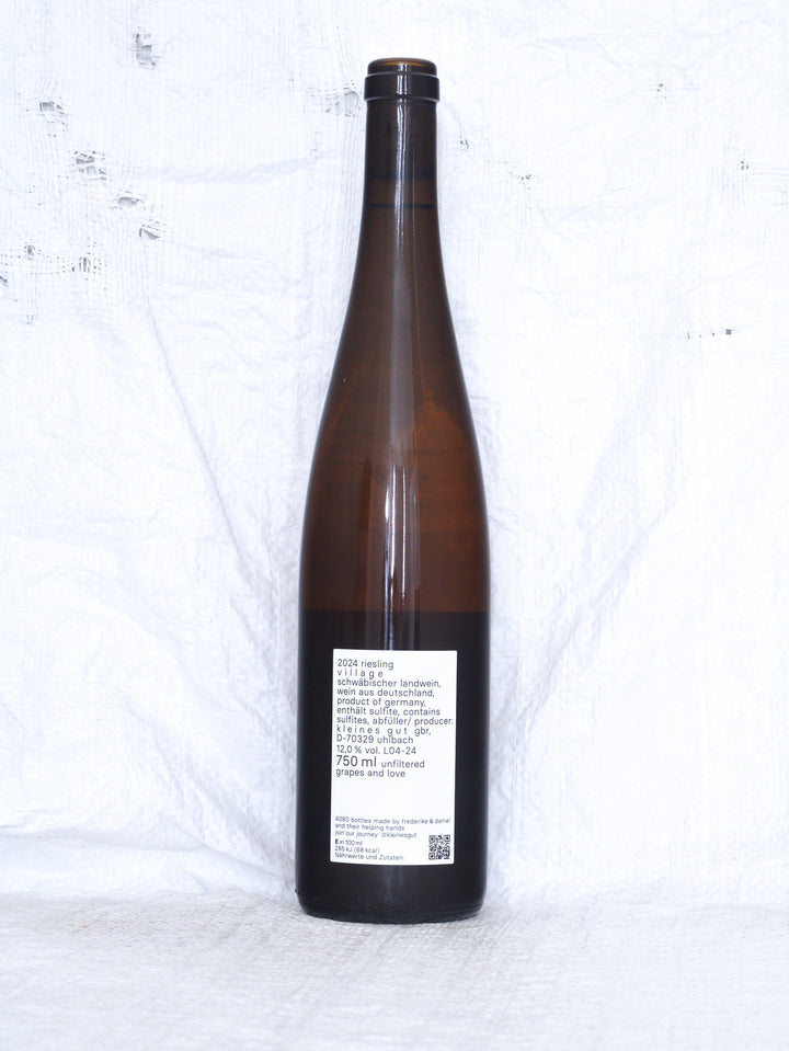 Detailansicht der Weinflasche Riesling 2024 von kleines gut – biologisch erzeugter Riesling aus Deutschland.