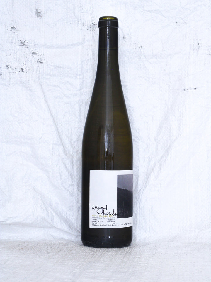 Detailansicht der Weinflasche Riesling Alte Reben 2024 vom Weingut Hainbusch – biologisch erzeugter Riesling aus Deutschland.