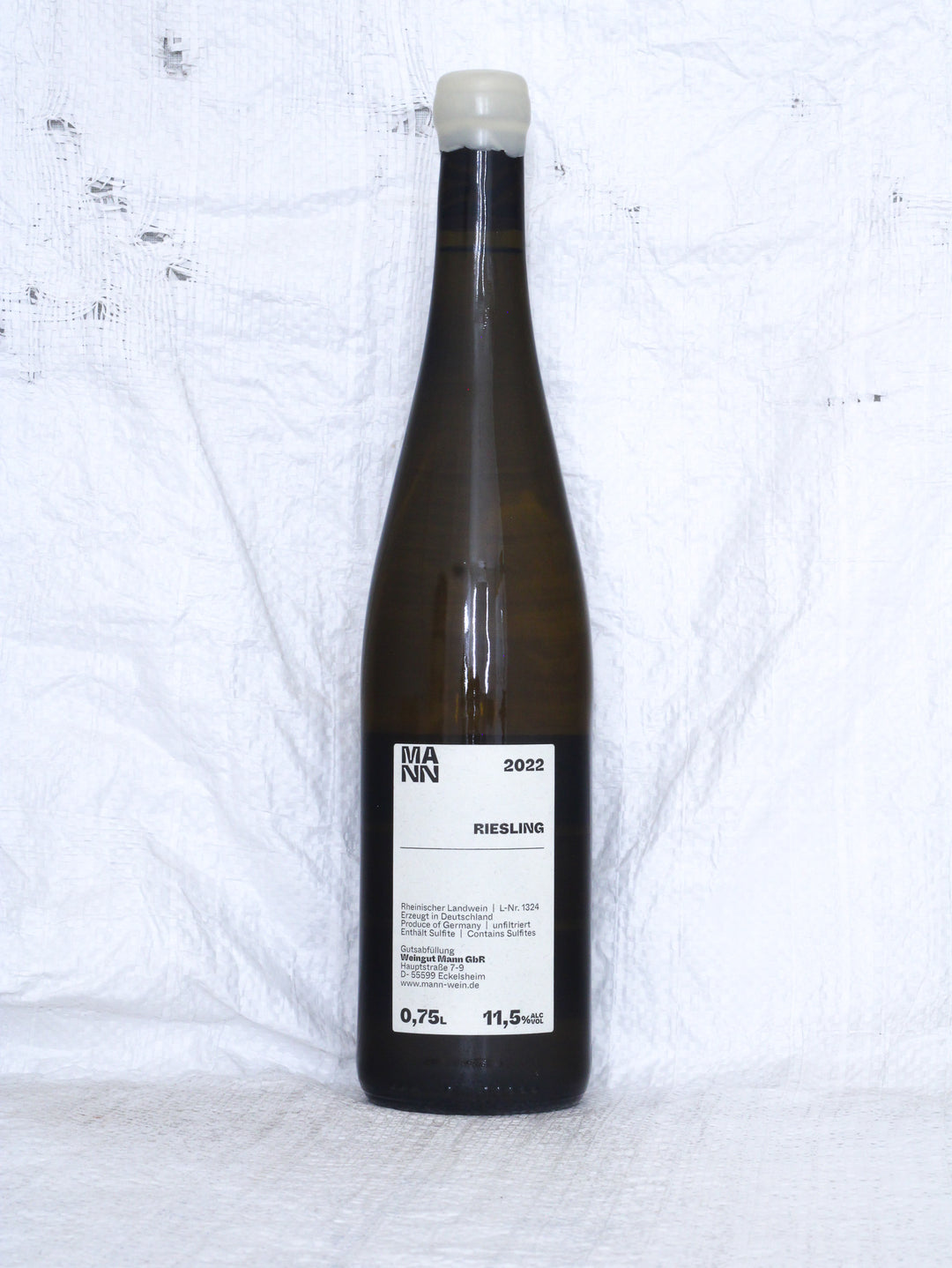 Detailansicht der Weinflasche Riesling Herr Kretz 2022 von Andi Mann – biologisch erzeugter Riesling aus Deutschland.