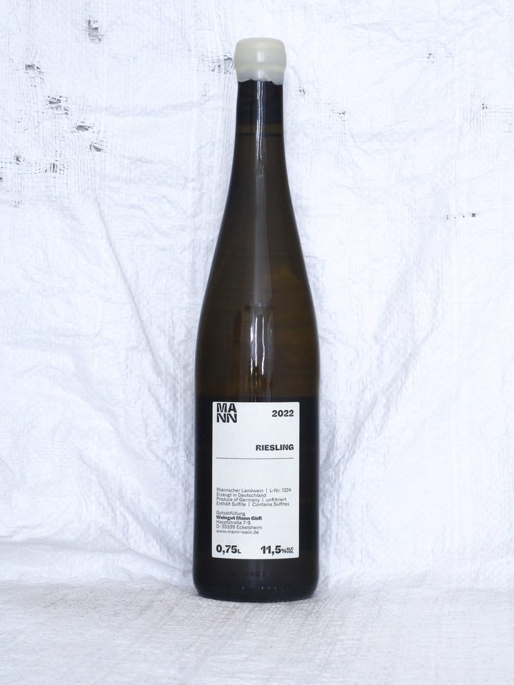 Detailansicht der Weinflasche Riesling Herr Kretz 2022 von Andi Mann – biologisch erzeugter Riesling aus Deutschland.