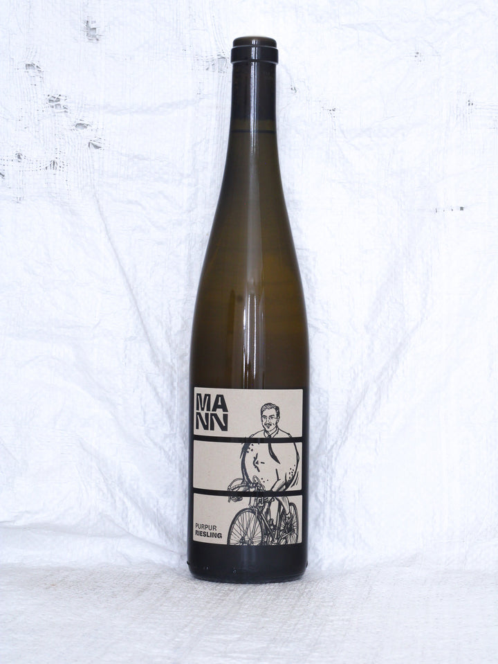 Detailansicht der Weinflasche Riesling Purpur 2023 von Andi Mann – biologisch erzeugter Riesling aus Deutschland.