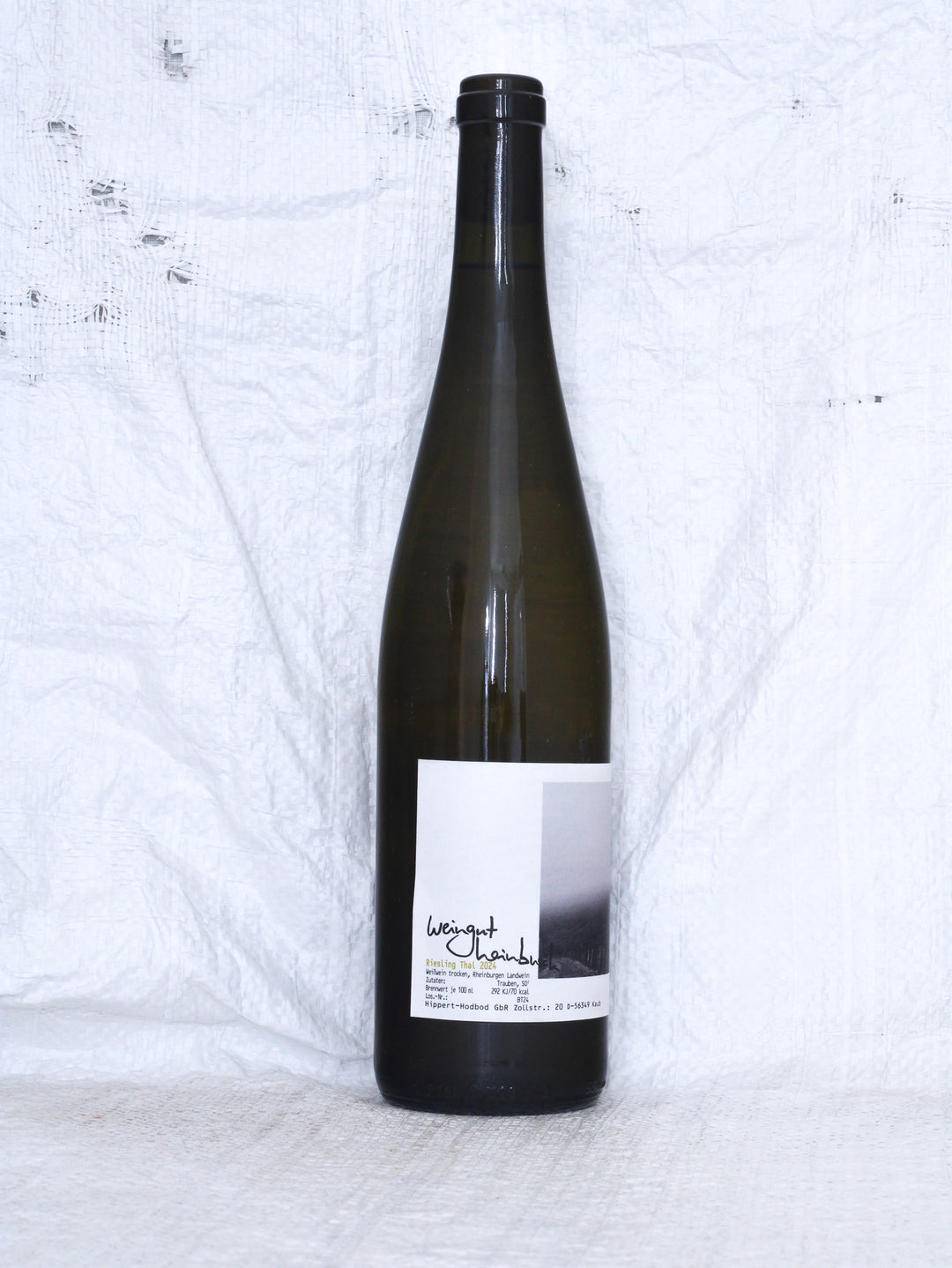 Detailansicht der Weinflasche Riesling Thal 2024 vom Weingut Hainbusch – biologisch erzeugter Riesling aus Deutschland.