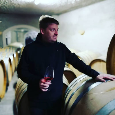 Winzer Hannes Schuster in seinem Weinkeller in St. Margarethen im Burgenland