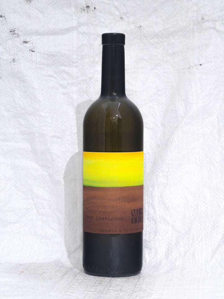 Vorderansicht der Flasche Sepp Muster Graf Sauvignon 2021. Ein biodynamischer Sauvignon Blanc aus der Südsteiermark, gewachsen auf Opok-Böden, unfiltriert und charakterstark.