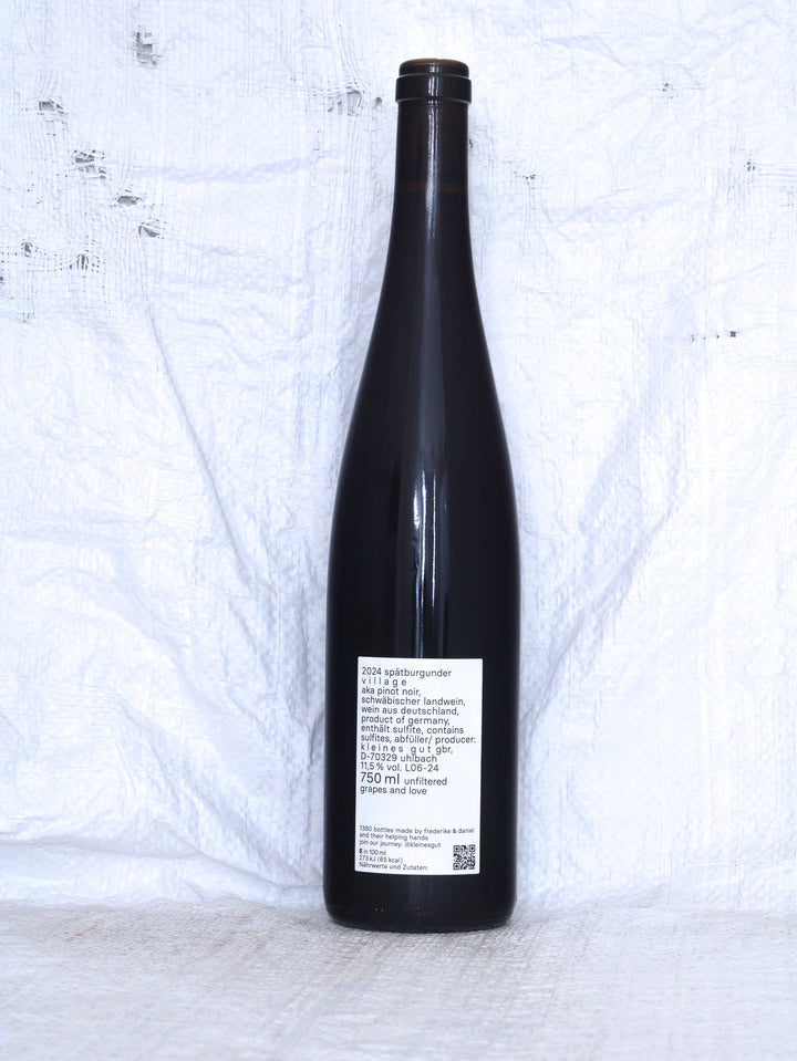 Detailansicht der Weinflasche Spätburgunder 2024 von kleines gut – biologisch erzeugter Rotwein aus Deutschland.