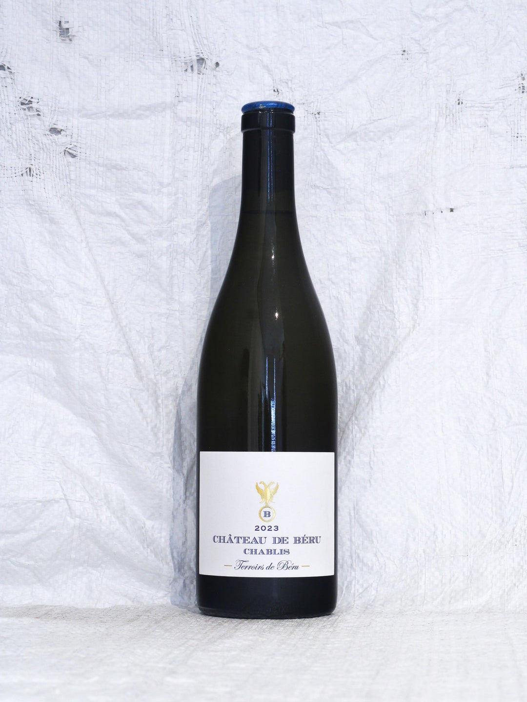 Terroirs de Béru 2023 Chablis von Château de Béru, Frontansicht der Chardonnay-Bioweinflasche bei Weinskandal