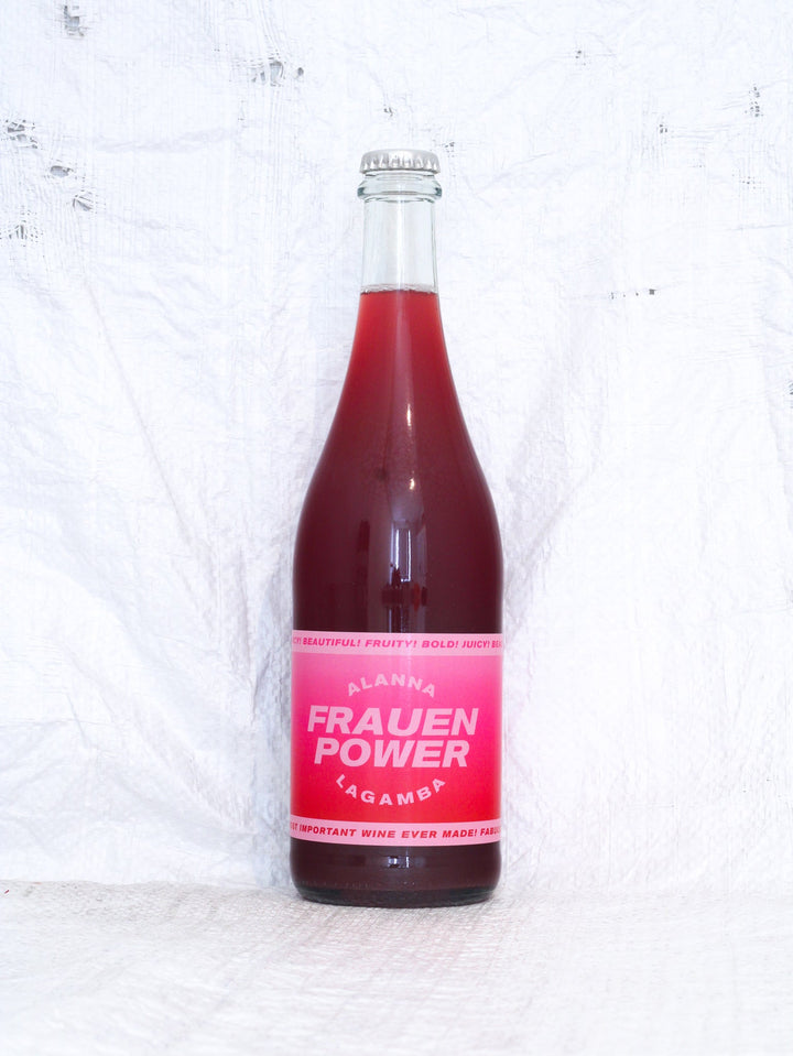Vorderansicht der Flasche Frauenpower Fusion 2024 von Vin de la Gamba (Alanna Lagamba). Ein lebendiger, leichter Naturwein-Cuvée aus Rheinhessen. Spritzig, unfiltriert und perfekt gekühlt zu trinken.