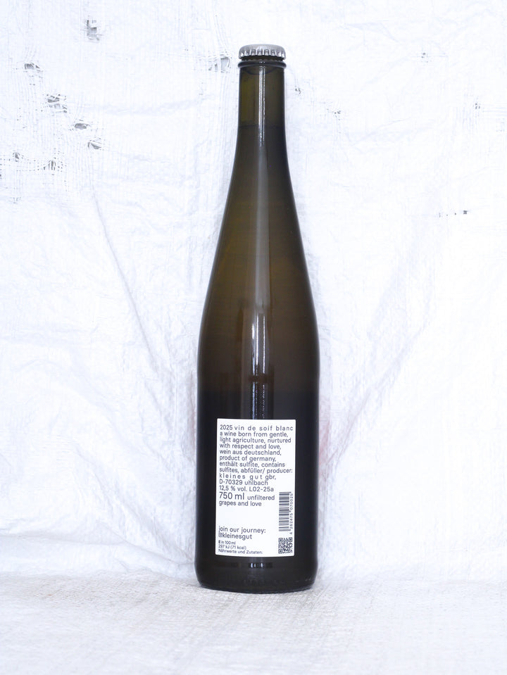 Detailansicht der Weinflasche Vin de Soif Blanc 2025 von kleines gut – biologisch erzeugter Weißwein aus Deutschland.