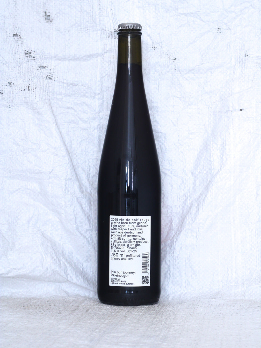 Detailansicht der Weinflasche Vin de Soif Rouge 2025 von kleines gut – biologisch erzeugter Rotwein aus Deutschland.