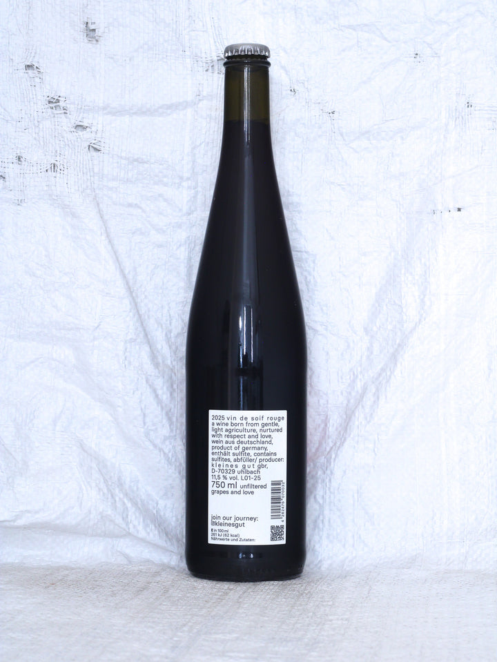 Detailansicht der Weinflasche Vin de Soif Rouge 2025 von kleines gut – biologisch erzeugter Rotwein aus Deutschland.