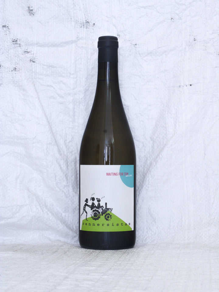 Waiting for Tom Weiß 2023 von Rennersistas aus Gols im Burgenland – biodynamischer Bio Naturwein, Vorderansicht der Weinflasche.