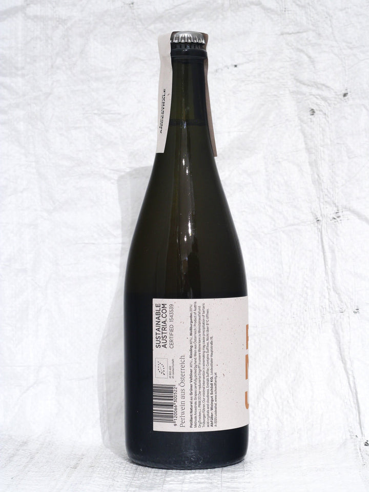 Pet Naturel vom Weingut Schodl, Rückansicht der Pet-Nat-Flasche mit Rückenetikett und Infos zum österreichischen Schaumwein
