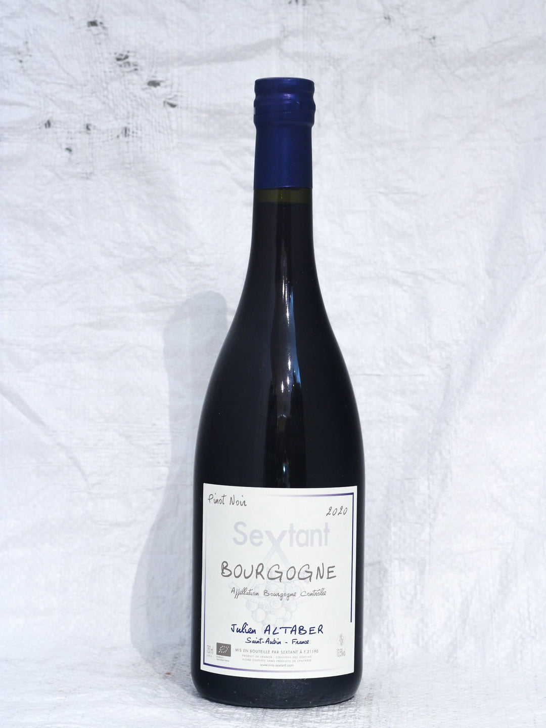 Vorderansicht der Flasche Bourgogne Rouge 2020 von Sextant (Julien Altaber). Ein eleganter Pinot Noir Naturwein aus dem Burgund, Frankreich, biologisch zertifiziert und ohne Zusatzstoffe.